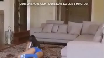 بينما كان صديقها يستحم، جاءت فوقه لأنها تريد أن تمارس الجنس.