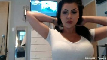 Briana Lee في فتاة مثيرة تحب الدردشة عبر الفيديو