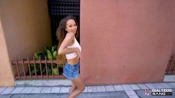Cecilia Lion في فتاة شابة مثيرة يمارس معها رجل شهواني الجنس