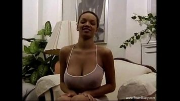 تخلع ملابسها وتدهن جسدها بالكامل بالزيت قبل ممارسة الجنس. مع Gia Lashay
