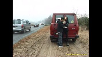 على جانب الطريق، امرأة تمتص رجلاً ومن ثم يمارسان الجنس.