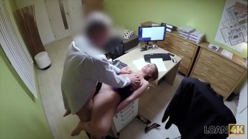 عندما يشعر بالملل، فإنه يستدعي مرافقة للعمل مقابل ممارسة الجنس.