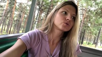 تمتص قضيب الرجل كلما طلب منها ذلك في الطبيعة مع Gina Gerson