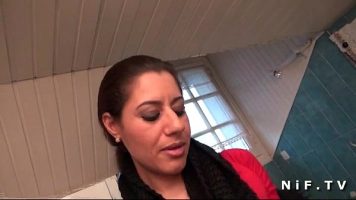 تضع الفتاة العربية الجميلة ثدييها على القضيب المنتصب