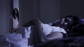 Adriana Chechik, Jelena Jensen في أدريانا، وهي سمراء مثيرة، تشعر بالشهوة وتنتظر القضيب