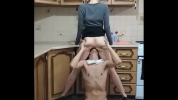 يبذل قصارى جهده ليلعق فرج هذه الفتاة السمراء في المطبخ.