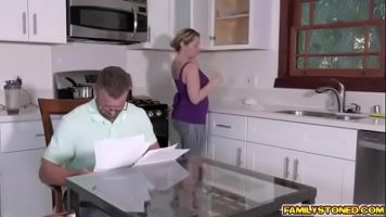 الزوجة المثيرة لديها مؤخرة ممتلئة وبارزة تبعث على الخيال.